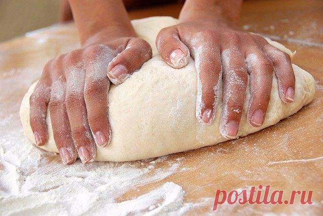 Рецепты самого вкусного теста. Обязательно поделитесь с друзьями!

1. Кефирное тесто с сыром
Ингредиенты:
- 1 чашка кефира
- 1 чашка тертого сыра
- 0,5 чайной ложки соли
- 2/3 чайной ложки соды
- 1 чайная ложка сахара
- 2 стакана муки
Если Вы натрете сыр на крупной терке, то получатся отличные лепешки и сосиски в тесте, а если на мелкой — получится хорошее тесто для другой мелкой выпечки, например рогаликов и т.д.

2. Пресное тесто на сметане
Ингредиенты:
- 1 стакан сметан...