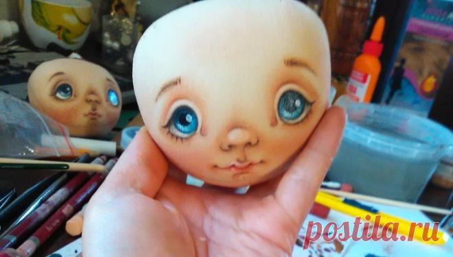Роспись лица текстильной куклы.