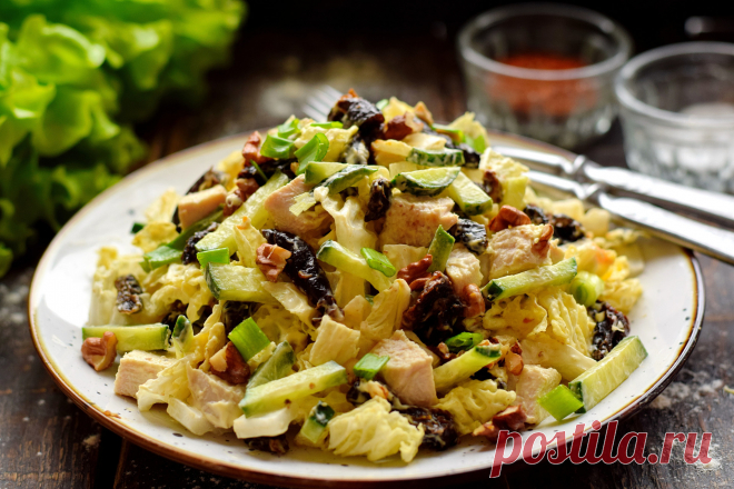 Салат с курицей, пекинской капустой и черносливом Вкусный и легкий салат с необычным сочетанием компонентов. Его можно подавать к столу в качестве самостоятельного блюда, не дополняя другими. Подойдет для ужина.