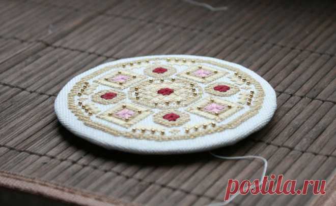 Оформление вышивки в виде круглого пинкипа - Ярмарка Мастеров - ручная работа, handmade