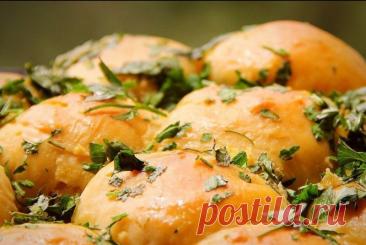 ​Пампушки чесночные к борщу Ингредиенты:Мука &mdash; 3 стак.Вода (теплая) &mdash; 1 стак.Мед &mdash; 1 ст. л.Чеснок &mdash; 3 зубчикаДрожжи сухие &mdash; 3 ч. л.Масло подсолнечное &mdash; 3 ст. л.Соль &mdash; по вкусуЯйцо (для смазывания) &mdash; 1 шт.Приготовление:1. В теплой воде растворить мед и сухие дрожжи....