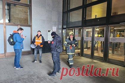 В московском метро столкнулись два поезда, машиниста зажало в кабине. Что известно об аварии?. На станции метро «Печатники» Люблинско-Дмитровской линии московского метро столкнулись два поезда. По информации мэра Москвы Сергея Собянина, среди пассажиров никто серьезно не пострадал, медики оказывают помощь машинисту одного из составов, который получил травмы. Причиной столкновения поездов мог стать отказ тормозов