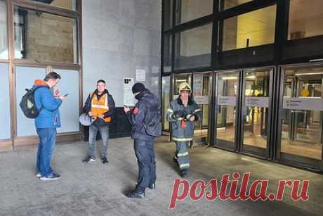 В московском метро столкнулись два поезда, машиниста зажало в кабине. Что известно об аварии?. На станции метро «Печатники» Люблинско-Дмитровской линии московского метро столкнулись два поезда. По информации мэра Москвы Сергея Собянина, среди пассажиров никто серьезно не пострадал, медики оказывают помощь машинисту одного из составов, который получил травмы. Причиной столкновения поездов мог стать отказ тормозов