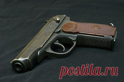 Трое россиян с пистолетом напали на школьника ради денег на обеды. В Санкт-Петербурге правоохранители ищут троих молодых людей, которые напали с пневматическим пистолетом на 13-летнего школьника и заставили перевести им на банковскую карту полторы тысячи рублей, сообщает издание «Фонтанка». Отец пострадавшего школьника обратился в полицию.