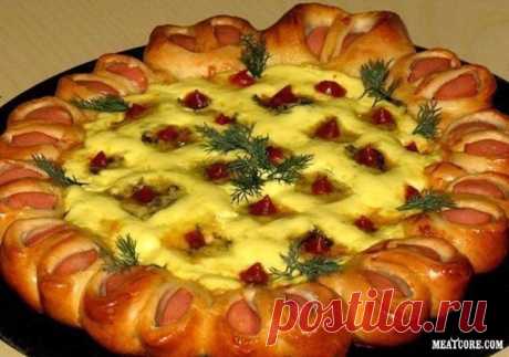 Праздничная нарядная пицца с сосисками по кругу