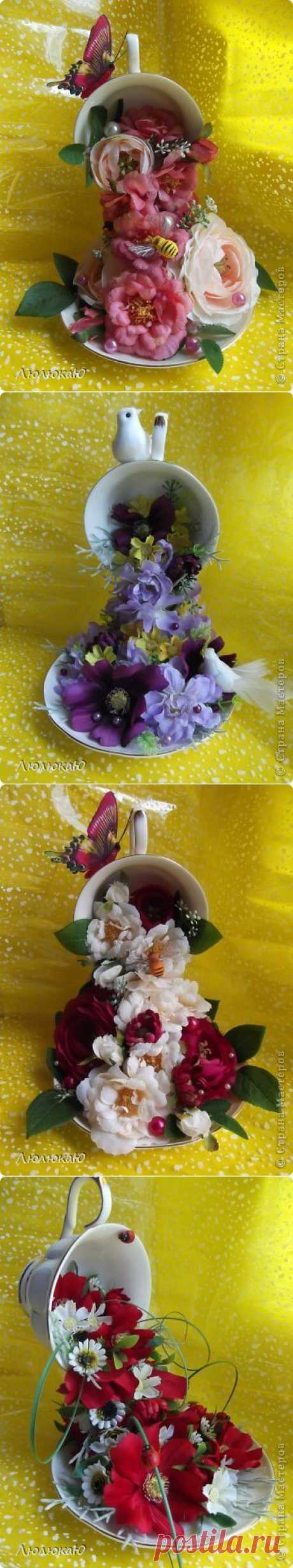 Декор кофейной чашки цветочным водопадом.