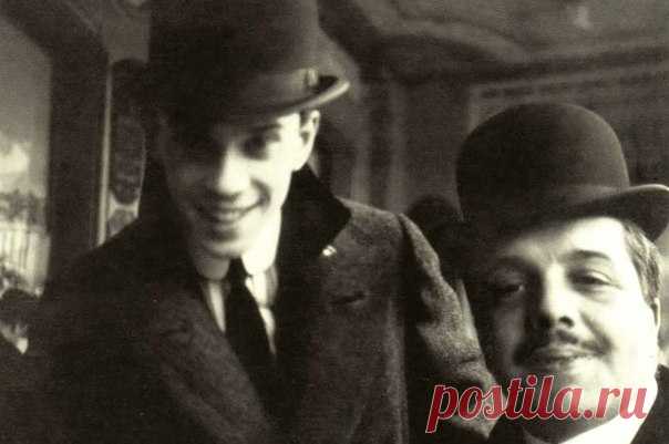 Селфи 1911 года. Это главные лица "Русского балета Дягилева": танцовщик Вацлав Нижинский (слева) и сам Сергей Дягилев, родившийся 145 лет назад 31 марта 1872 года. Именно благодаря Дягилеву в Европе и США впервые так широко узнали о русском балете. / История цивилизаций!