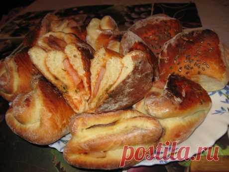 Чем хороша #пицца – она дает простор для экспериментов с начинками. Но в этом #рецепт е необычно само приготовление. Как домашний вариант приготовления #мини-пиццы по-моему очень интересный. Тесто раскатать, смазать кетчупом, положить ветчину или колбасу, лук-порей, посыпать сыром и приправами, и завернуть. Выпекать можно с любыми начинками, с добавлением овощей, маслин, грибов.﻿