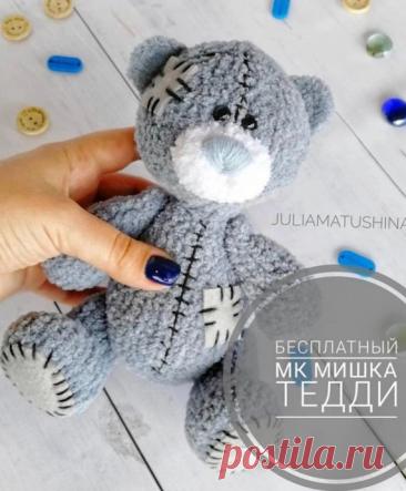 Плюшевый Мишка Тедди крючком: серо-голубое облачко нежности Этот плюшевый Мишка Тедди, связанный крючком, — настоящее воплощение доброты и уюта. Мягкий серо-голубой оттенок делает его особенно трогательным: он будто создан для того, чтобы обнимать, укладывать спать и дарить чувство спокойствия.Игрушка получается объёмной, тактильной и...