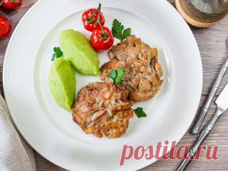 Рубленые шницели из свинины с грибами на Вкусном Блоге Новый рецепт простого, вкусного и быстрого повседневного блюда. Эти рубленые шницели я предлагаю готовить из свиной вырезки, поэтому они доходят до готовности очень быстро. Мясо лучше именно рубить ножом, а не пропускать через мясорубку – так шницели получатся более сочными и приятными по текстуре. Замороженные лесные грибы при желании можно…