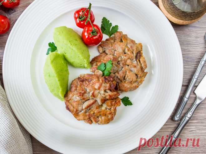 Рубленые шницели из свинины с грибами на Вкусном Блоге Новый рецепт простого, вкусного и быстрого повседневного блюда. Эти рубленые шницели я предлагаю готовить из свиной вырезки, поэтому они доходят до готовности очень быстро. Мясо лучше именно рубить ножом, а не пропускать через мясорубку – так шницели получатся более сочными и приятными по текстуре. Замороженные лесные грибы при желании можно…