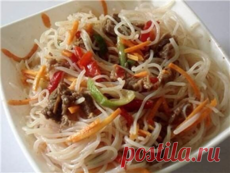 КАК ПРИГОТОВИТЬ ФУНЧОЗУ: ТОП-7 ВАРИАНТОВ 

1. ФУНЧОЗА ПО - КОРЕЙСКИ

ИНГРЕДИЕНТЫ:
 Вермишель фунчоза – 145 г,
 морковь – 100 г,
 огурцы свежие – 145 г,
 перец сладкий – 45 г,
 чеснок – 15 г,
 зелень – 30 г,
 заправка для фунчозы – 115 г.

ПРИГОТОВЛЕНИЕ:
Фунчозу залить кипятком на 5-7 мин., откинуть на дуршлаг и промыть холодной кипячёной водой. Все овощи, кроме чеснока и зелени, нашинковать тонкой соломкой, зелень и чеснок мелко порубить. Нашинкованную морковь перетереть р...