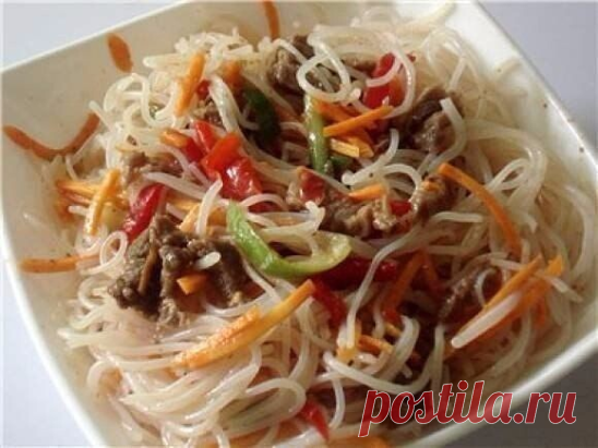 КАК ПРИГОТОВИТЬ ФУНЧОЗУ: ТОП-7 ВАРИАНТОВ 

1. ФУНЧОЗА ПО - КОРЕЙСКИ

ИНГРЕДИЕНТЫ:
 Вермишель фунчоза – 145 г,
 морковь – 100 г,
 огурцы свежие – 145 г,
 перец сладкий – 45 г,
 чеснок – 15 г,
 зелень – 30 г,
 заправка для фунчозы – 115 г.

ПРИГОТОВЛЕНИЕ:
Фунчозу залить кипятком на 5-7 мин., откинуть на дуршлаг и промыть холодной кипячёной водой. Все овощи, кроме чеснока и зелени, нашинковать тонкой соломкой, зелень и чеснок мелко порубить. Нашинкованную морковь перетереть р...