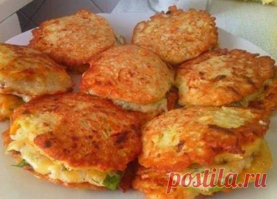 Оладьи из кабачков с сыром и чесноком. 
На 100 гр - 48.66 ккал белки - 2.65 жиры - 1.57 углеводы - 5.84
