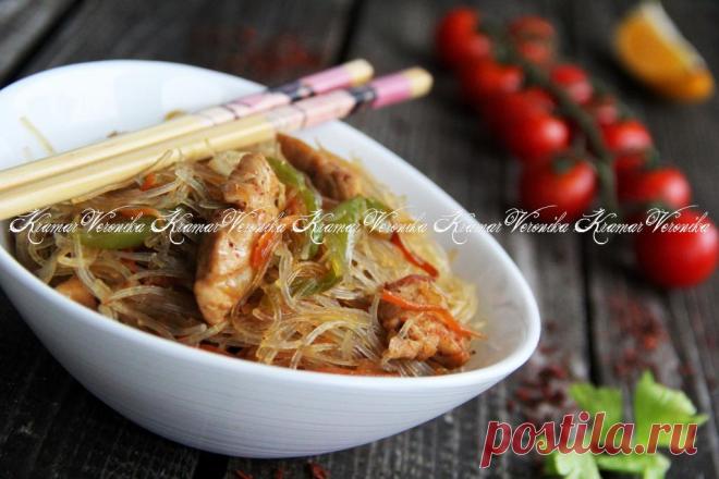 Фунчоза с куриным филе и овощами Фунчоза с куриным филе и овощами - это быстрое и простое в приготовлении блюдо, которое идеально подходит для обеда или ужина. Сочетание нежного куриного филе с хрустящими овощами и фунчозой делает его не только вкусным, но и сытным. Вы можете экспериментировать с составом овощей, добавляя свои любимые ингредиенты.