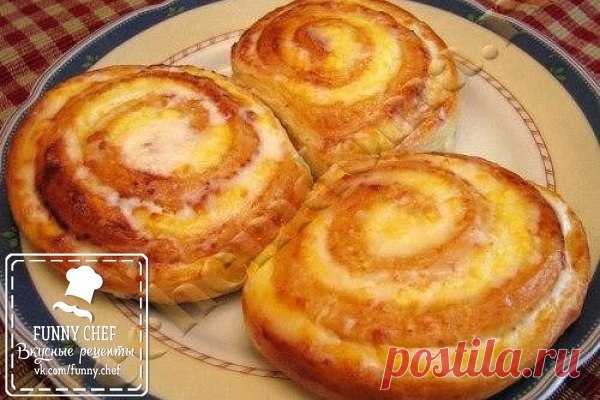 Творожные завитушки в сметанной заливке

Сказать что это вкусно — это ничего не сказать — это просто фантастически, нереально вкуcно!!!

В этом рецепте творожные завитушки сразу же после выпечки заливают сметанной заливкой, плотно укупоривают и в таком виде оставляют до полного остывания. В результате завитушки получаются такими волшебно мягкими, пропитанными сметанкой.

Для рецепта вам понадобится:
Для теста:
-350 г муки
-3 г сухих дрожжей
-100 г молока
-50 г сахара
-50 г...