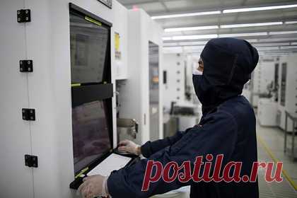 Техногиганты решили самостоятельно бороться с глобальной проблемой. Мировые техногиганты, среди которых Apple, Google, Amazon, Tesla и Baidu, начали самостоятельно проектировать микрочипы, чтобы избежать их нехватки на производствах. Кроме того, собственные разработки позволят компаниям адаптировать микросхемы под свои нужды, а значит, повысить конкурентные преимущества продукта.