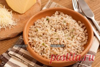 Перловая каша с сыром Распространенность, низкая цена и сыграли с перловкой злую шутку — её стали часто готовить везде, где нужно было сэкономить, но это экономия и масштабы готовки не способствовали улучшению вкуса. А ведь перловая каша может быть очень вкусной, если только её правильно приготовить. Базовый рецепт приготовления перловой каши на воде можно дополнять о своему вкусу: здесь, например, приведен несладкий вариант с добавлением сыра.