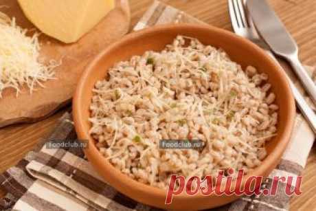 Перловая каша с сыром Распространенность, низкая цена и сыграли с перловкой злую шутку — её стали часто готовить везде, где нужно было сэкономить, но это экономия и масштабы готовки не способствовали улучшению вкуса. А ведь перловая каша может быть очень вкусной, если только её правильно приготовить. Базовый рецепт приготовления перловой каши на воде можно дополнять о своему вкусу: здесь, например, приведен несладкий вариант с добавлением сыра.