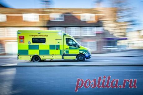 Пациентка выпала из машины скорой помощи и умерла. В Великобритании пациентка умерла после падения из машины скорой помощи, на которой ее доставили в больницу. Женщина скатилась по пандусу, так как ее поместили в неправильное кресло-коляску, и получила травму головы и шеи. После внутреннего расследования помощник по уходу за больными была уволена.