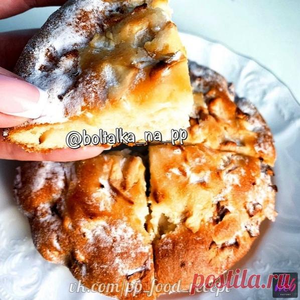 ДИЕТИЧЕСКАЯ ШАРЛОТКА
Ингредиенты:
- хлопья овсяные – 100 г
- куриные яйца – 4 шт.
- мёд – 1 ст.л.
- разрыхлитель – 1 ч.л.
- яблоки – 5 шт.
- корица, ваниль – по вкусу
Приготовление:
1. Смолоть хлопья блендером или кофемолкой(не обязательно)
2. Взбить яйца в глубокой ёмкости.
3. Всыпать в смесь перемолотые хлопья, разрыхлитель, мед.
4. Корицу и ваниль добавить по желанию и вкусу.
5. Яблоки необходимо очистить, нарезать дольками или квадратиками (как удобно).
6. Залить тесто...