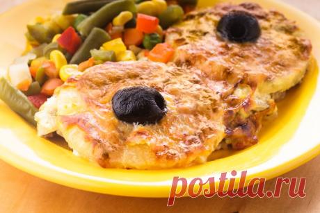 СВИНИНА С АНАНАСАМИ !!! **На скорую руку. *Свинина 700г -куски в 1см, соль, перец, смазать горчицей. *В сковороде: лук 2шт -п/кольца, обжарь. *Мясо  -быстро обжарь на maх  огне. *В форму: мясо, сверху лук, на каждый кусок мяса -кружок ананаса; сверху - майонез и сыр. *В духовку на 20-30мин. *Подача: с овощами, украсив маслинами. *Гости в восторге!