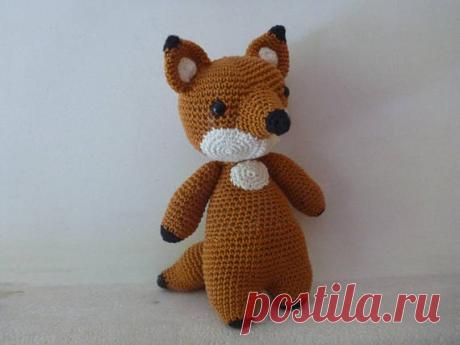 Fox le renard Voici Fox le renardeau Il attend un (e) ami(e) pour partager son amitié .  Venez voir ses amis sur la boutique coucoumains, il y en a tout plein...  26 cm de haut et de douceur  Yeux securit US ouate GB laine Stylecraft 100% Premium acrylique Lavable 30°tout à la main  un petit cadeau est offert aux dix premiers acheteurs de la Boutique COUCOUMAINS  envoi gratuit sur la France