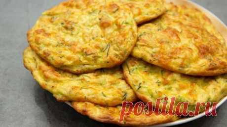 Из капусты или кабачков готовлю вкуснейшие запеченые оладьи
Привет, друзья!
Сегодня приготовим очень вкусные овощные оладьи, которые не нужно жарить в масле. Я готовлю их в духовке, получается еще и полезно! Такое блюдо можно приготовить из кабачков или капусты. Сегодня рассмотрим второй вариант - с молодой капустой.