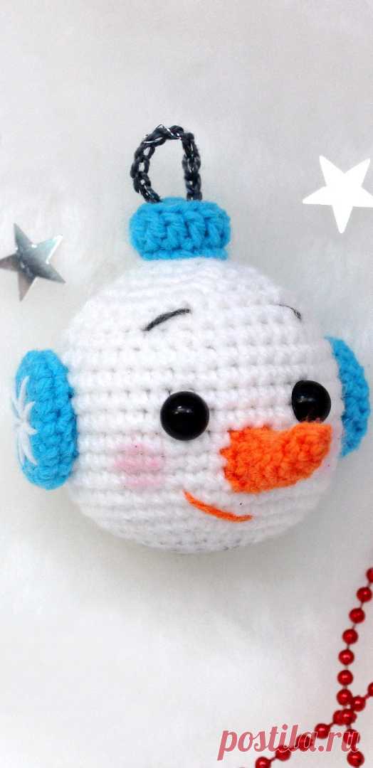 PDF Шарик "Снеговик" крючком. FREE crochet pattern; Аmigurumi toy patterns. Амигуруми схемы и описания на русском. Вязаные игрушки и поделки своими руками #amimore - маленький снеговик к Новому году, снеговичок на ёлку, ёлочная игрушка, новогоднее украшение.