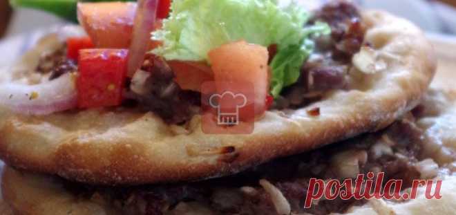 турецкая лепешка Lahmacun Лахмаджун - сок капает, салат хрустит...
