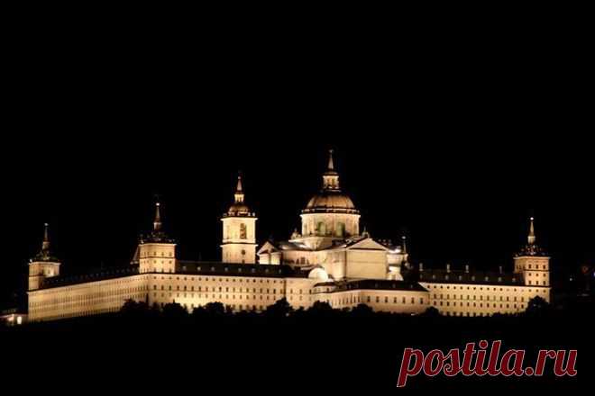 Эскориал... - также богатейшее собрание живописи, скульптуры, фресок и живописные сады Монахов, в которых так приятно проводить время в раздумьях о вечном – красоте, искусстве и бренности бытия. | OMyWorld - все достопримечательности мира