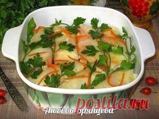 ЗАКУСОЧНЫЕ ГОЛУБЦЫ
Замечательная и оригинальная холодная закуска, которая порадует любителей домашних солений и маринадов. Смотрится очень красиво на праздничном столе.
Продукты: 14-16 средних листьев капусты, 5-6 шт. моркови, 2 головки чеснока, соль, перец по вкусу.
Капустные листья проварить 2-3 минуты ( как на голубцы), что бы они были мягкими, но не расползались, остудить. Морковь натереть на терке для корейского салата, чуточку посолить, добавить очищенный и раздавленный чеснок (1