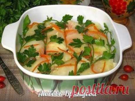 ЗАКУСОЧНЫЕ ГОЛУБЦЫ
Замечательная и оригинальная холодная закуска, которая порадует любителей домашних солений и маринадов. Смотрится очень красиво на праздничном столе.
Продукты: 14-16 средних листьев капусты, 5-6 шт. моркови, 2 головки чеснока, соль, перец по вкусу.
Капустные листья проварить 2-3 минуты ( как на голубцы), что бы они были мягкими, но не расползались, остудить. Морковь натереть на терке для корейского салата, чуточку посолить, добавить очищенный и раздавленный чеснок (1