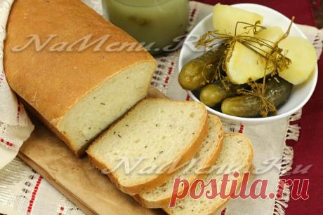 Белый хлеб в домашних условиях в духовке, рецепт с фото, на рассоле Сегодня я поделюсь с вами секретом, как я выпекаю самый вкусный белый хлеб в домашних условиях в духовке, рецепт с фото, на рассоле. Да, тесто замешивать мы будем именно на огуречном рассоле, который придаст нашему хлебу очень интересный вкус.