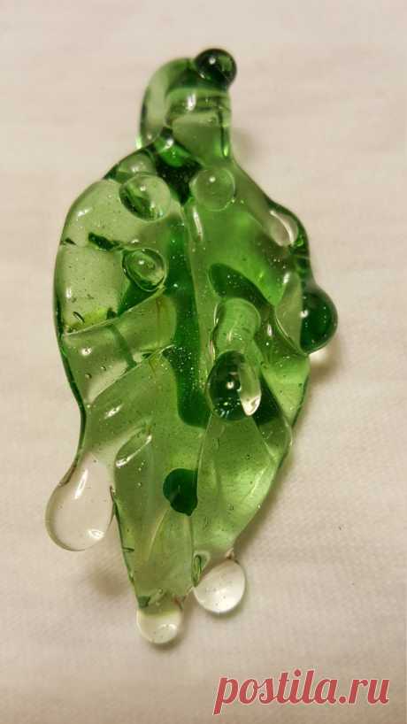 A green leaf pendant with bluv dew drops This is a handmade Green Stardust pendant with BluV dew drops. This pendant is UV reactive.