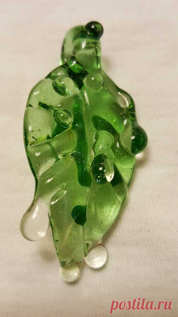 A green leaf pendant with bluv dew drops This is a handmade Green Stardust pendant with BluV dew drops. This pendant is UV reactive.
