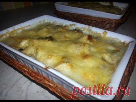 Жюльен из курицы с грибами. Можно приготовить из грибов, мяса, рыбы и морепродуктов. Когда речь идет о курином жульене, то подразумевается блюдо, в состав которого также входят и грибы (обычно используются шампиньоны), однако добавление грибов - вовсе не непреложное правило. Классический жульен из курицы и грибов