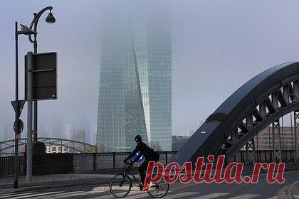 В Европе решили изменить дизайн денег. Европейский центральный банк (ЕЦБ) обратился к гражданам еврозоны с просьбой помочь выбрать тему для обновления дизайна банкнот евро. Президент ЕЦБ Кристин Лагард отметила, что «существует прочная связь между нашей единой валютой и нашей общей европейской идентичностью, и новая серия банкнот должна подчеркнуть это».