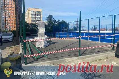 Девочка провалилась в яму на спортплощадке в российском городе