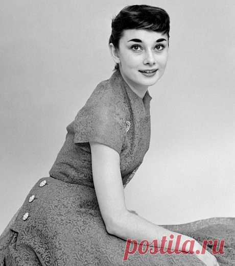 Audrey Hepburn photographed by Norman Parkinson for Britis… | Flickr