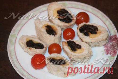Куриные рулетики с сыром и черносливом в мультиварке на пару
