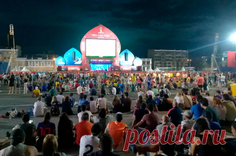 👪 + 🚍 = ⛱ ЧТО ЗА ГОРОД САМАРА - ПОЧЕМУ ОБЯЗАТЕЛЬНО НУЖНО ЕЕ ПОСЕТИТЬ 💛💚💙 5 ВЫПУСК
В окрестностях города и на противоположном берегу много турбаз. Арендовать домик на сутки — от 1000 до 6000 Р. Самые дешевые варианты — с туалетом и душем на улице.
Зимой самарцы ходят в кино, кафе, торговые центры, гуляют пешком по Волге: она замерзает на зиму. ТЦ много и они с успехом компенсируют нехватку общественных туалетов. Популярные торговые центры: «Мега», «Космопорт», «Аврора», «Вива-лэнд», «Амбар».