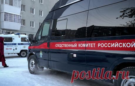 В Воронеже горящий мужчина выпал из окна на автомобиль. Следователи устанавливают обстоятельства смерти мужчины