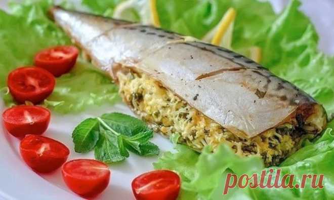 Скумбрия, фаршированная яйцом и сыром. (2 рецепта) Очень вкусная рыбка — сытная. И начинка великолепно сочетается со вкусом скумбрии. Ингредиенты: Скумбрия замороженная 3 шт вареные яйца 2 шт Сыр 50 гр Петрушка 4-5 веточек Лимон ½ шт Цедра лимона 1 ч.л Чеснок 1 зубчик Соль Перец Приготовление: Скумбрию необходимо разморозить, удалить внутренности и хорошенько вымыть. Теперь делаем диагональные разрезы на тушке на …