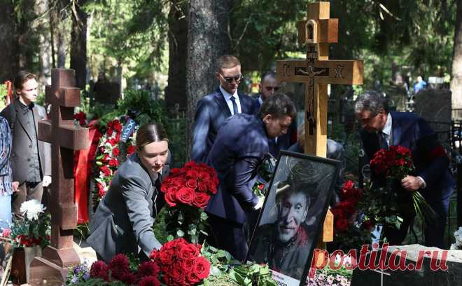 На похоронах Ивана Краско прозвучал выстрел из пистолета. В Санкт-Петербурге на кладбище во время похорон народного артиста России Ивана Краско мужчина открыл стрельбу в воздух, сообщил корреспондент «МК в Питере».