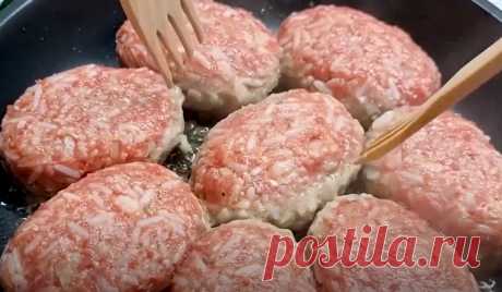 Просто перемешала фарш с рисом. Вы даже не представляете, как это вкусно: век живи-век учись Котлеты считаются важным блюдом в кулинарии многих стран. Впервые появились котлеты во Франции. Это блюдо сильно отличалось от того, что мы сейчас имеем. Котлета была из бараньего ребрышка с косточкой. Оно никак не измельчалось, просто обжаривалось. Данный вариант готовки показался жителям Российской Империи скучным. По этой причине начались эксперименты с мясом. Это привело к созданию […]