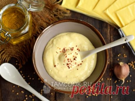Сырный соус из плавленого сыра — рецепт с фото Готовим сырный соус, который обладает утонченным пряным вкусом с ореховыми нотками, насыщенным цветом и сливочным ароматом.