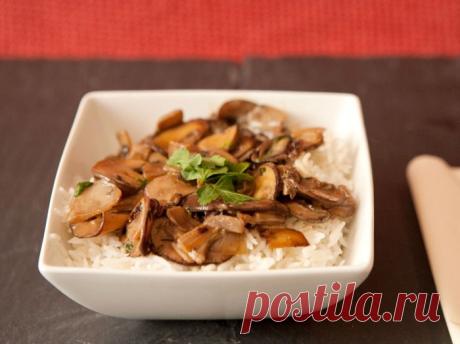 Шампиньоны в сливочном соусе.
Быстрый рецепт ароматных грибов (шампиньонов), тушеных в сметанном соусе с добавлением чеснока и петрушки.