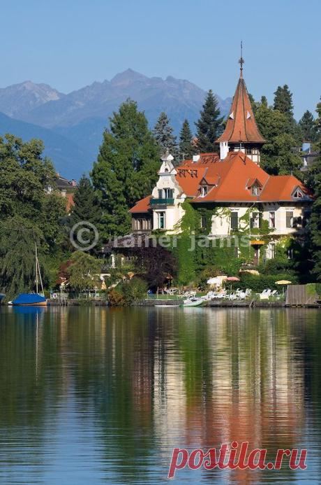 Oesterreich, Kaernten, Millstaetter See, Millstatt: Hauptort und Namensgeber des See vor den Hohen Tauern | rainer jahns * travel-photography &amp; library