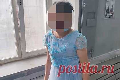 Накрашенный мужчина в голубом платье произвел впечатление на прохожих в российском городе
